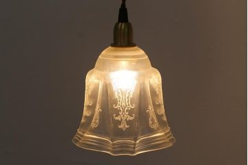 ヴィンテージ照明　イギリスビンテージ　エレガントなグラビュールが浮かぶペンダントライト(シェード、天井照明)(R-040813)