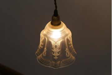 ヴィンテージ照明　イギリスビンテージ　エレガントなグラビュールが浮かぶペンダントライト(シェード、天井照明)(R-040813)