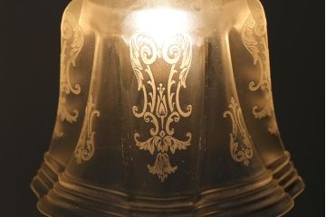 ヴィンテージ照明　イギリスビンテージ　エレガントなグラビュールが浮かぶペンダントライト(シェード、天井照明)(R-040813)