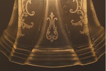 ヴィンテージ照明　イギリスビンテージ　エレガントなグラビュールが浮かぶペンダントライト(シェード、天井照明)(R-040813)