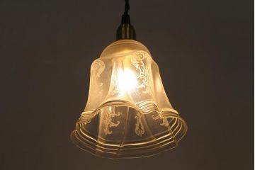 ヴィンテージ照明　イギリスビンテージ　エレガントなグラビュールが浮かぶペンダントライト(シェード、天井照明)(R-040813)