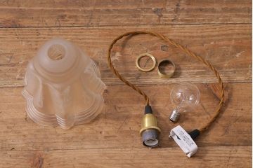 ヴィンテージ照明　イギリスビンテージ　エレガントなグラビュールが浮かぶペンダントライト(シェード、天井照明)(R-040813)