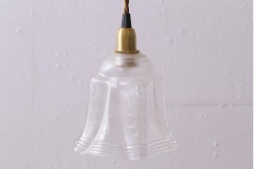 ヴィンテージ照明　イギリスビンテージ　エレガントなグラビュールが浮かぶペンダントライト(シェード、天井照明)(R-040815)