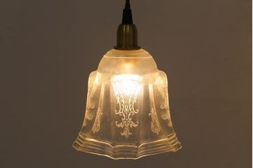 ヴィンテージ照明　イギリスビンテージ　エレガントなグラビュールが浮かぶペンダントライト(シェード、天井照明)(R-040815)