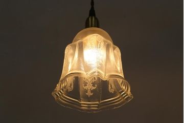 ヴィンテージ照明　イギリスビンテージ　エレガントなグラビュールが浮かぶペンダントライト(シェード、天井照明)(R-040815)