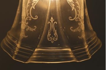 ヴィンテージ照明　イギリスビンテージ　エレガントなグラビュールが浮かぶペンダントライト(シェード、天井照明)(R-040815)