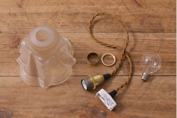 ヴィンテージ照明　イギリスビンテージ　エレガントなグラビュールが浮かぶペンダントライト(シェード、天井照明)(R-040815)