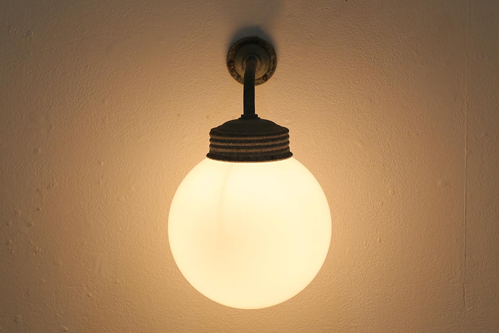 ヴィンテージ照明　球体ガラス　アルミブラケットのウォールライト(壁付け照明、ウォールランプ、ブラケットライト、ビンテージ)(R-040817)