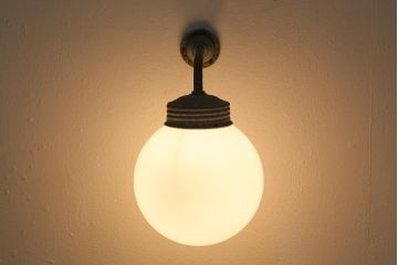 ヴィンテージ照明　球体ガラス　アルミブラケットのウォールライト(壁付け照明、ウォールランプ、ブラケットライト、ビンテージ)(R-040817)