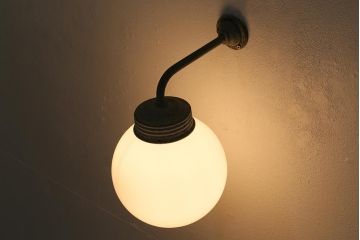 ヴィンテージ照明　球体ガラス　アルミブラケットのウォールライト(壁付け照明、ウォールランプ、ブラケットライト、ビンテージ)(R-040817)