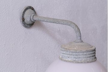 ヴィンテージ照明　球体ガラス　アルミブラケットのウォールライト(壁付け照明、ウォールランプ、ブラケットライト、ビンテージ)(R-040817)