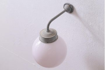 ヴィンテージ照明　球体ガラス　アルミブラケットのウォールライト(壁付け照明、ウォールランプ、ブラケットライト、ビンテージ)(R-040817)