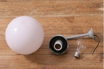 ヴィンテージ照明　球体ガラス　アルミブラケットのウォールライト(壁付け照明、ウォールランプ、ブラケットライト、ビンテージ)(R-040817)