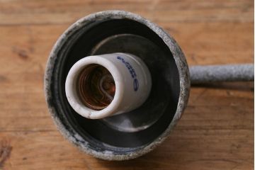 ヴィンテージ照明　球体ガラス　アルミブラケットのウォールライト(壁付け照明、ウォールランプ、ブラケットライト、ビンテージ)(R-040817)