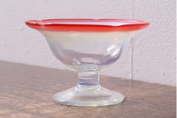 アンティーク雑貨　レトロ雑貨　大正期　赤縁乳白暈し　輪花縁　氷コップ(和ガラス、吹ガラス)(R-040838)