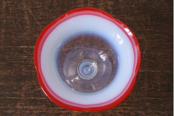 アンティーク雑貨　レトロ雑貨　大正期　赤縁乳白暈し　輪花縁　氷コップ(和ガラス、吹ガラス)(R-040838)