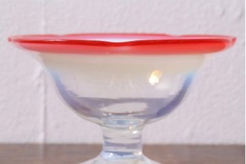 アンティーク雑貨　レトロ雑貨　大正期　赤縁乳白暈し　輪花縁　氷コップ(和ガラス、吹ガラス)(R-040838)