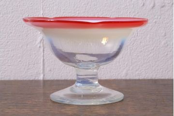 アンティーク雑貨　レトロ雑貨　大正期　赤縁乳白暈し　輪花縁　氷コップ(和ガラス、吹ガラス)(R-040838)