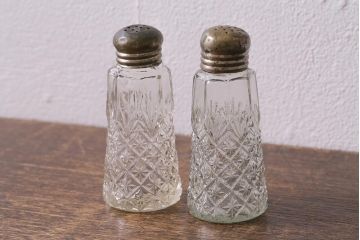 アンティーク雑貨　シャビーなガラス調味料入れ2個セット(クルエット、ソルト&ペッパー入れ)(R-040841)
