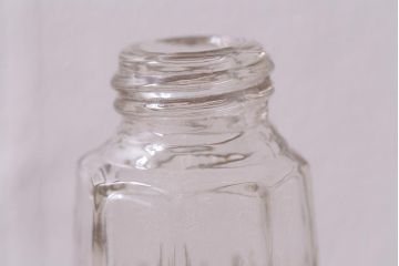 アンティーク雑貨　シャビーなガラス調味料入れ2個セット(クルエット、ソルト&ペッパー入れ)(R-040841)
