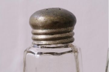 アンティーク雑貨　シャビーなガラス調味料入れ2個セット(クルエット、ソルト&ペッパー入れ)(R-040841)