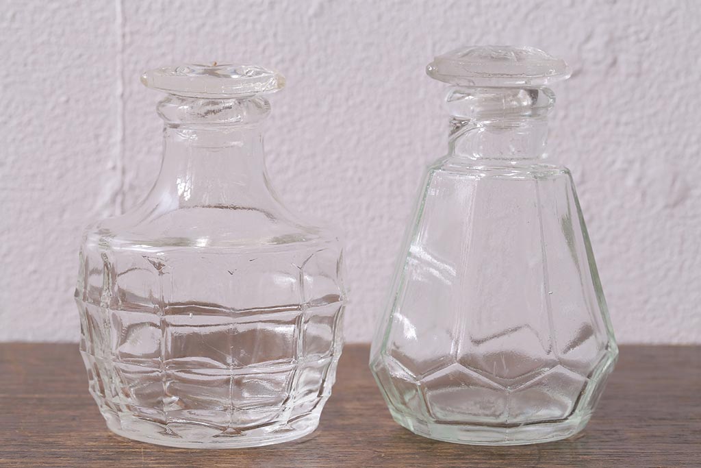 アンティーク雑貨 レトロなガラス調味料入れ2個セット(醤油差し、クルエット、醤油瓶、ガラスビン)(R-040842)