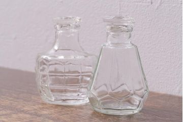 アンティーク雑貨 レトロなガラス調味料入れ2個セット(醤油差し、クルエット、醤油瓶、ガラスビン)(R-040842)