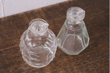 アンティーク雑貨　レトロなガラス調味料入れ2個セット(醤油差し、クルエット、醤油瓶、ガラスビン)(R-040842)