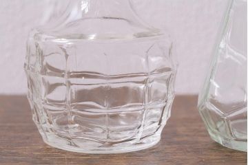 アンティーク雑貨　レトロなガラス調味料入れ2個セット(醤油差し、クルエット、醤油瓶、ガラスビン)(R-040842)