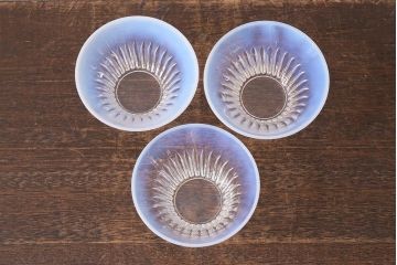 レトロ雑貨　乳白色の縁がおしゃれなガラス器3点セット(プレスガラス、向付)(R-040843)