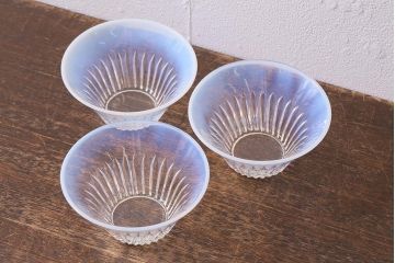 レトロ雑貨　乳白色の縁がおしゃれなガラス器3点セット(プレスガラス、向付)(R-040843)