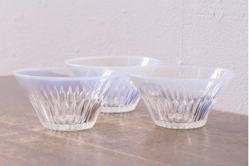 レトロ雑貨　乳白色の縁がおしゃれなガラス器3点セット(プレスガラス、向付)(R-040843)