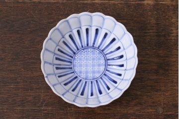 和製アンティーク　江戸期　染付　花の形が魅力的な菊図小鉢2枚セット(向付、小皿、深皿)(R-040845)