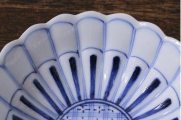 和製アンティーク　江戸期　染付　花の形が魅力的な菊図小鉢2枚セット(向付、小皿、深皿)(R-040845)