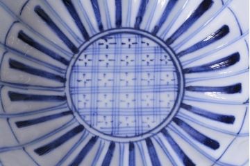 和製アンティーク　江戸期　染付　花の形が魅力的な菊図小鉢2枚セット(向付、小皿、深皿)(R-040845)