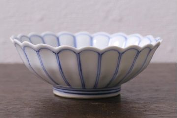 和製アンティーク　江戸期　染付　花の形が魅力的な菊図小鉢2枚セット(向付、小皿、深皿)(R-040845)