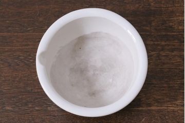 アンティーク雑貨　昭和初期　角皿付きの古い乳鉢(乳棒付き)(R-040848)