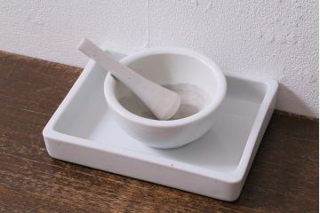 アンティーク雑貨　昭和初期　角皿付きの古い乳鉢(乳棒付き)(R-040848)
