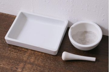 アンティーク雑貨　昭和初期　角皿付きの古い乳鉢(乳棒付き)(R-040848)