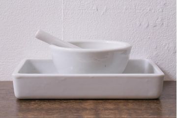 アンティーク雑貨　昭和初期　角皿付きの古い乳鉢(乳棒付き)(R-040849)