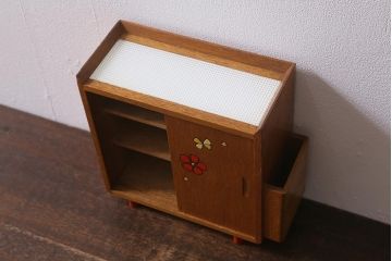 レトロ雑貨　昭和レトロ　希少　ままごと　かわいらしい木製の小さな下駄箱(おもちゃ、玩具)(R-040859)