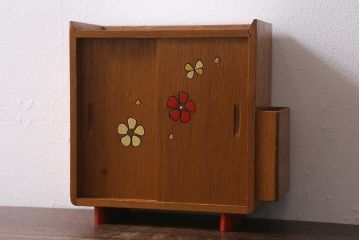 レトロ雑貨　昭和レトロ　希少　ままごと　かわいらしい木製の小さな下駄箱(おもちゃ、玩具)(R-040859)