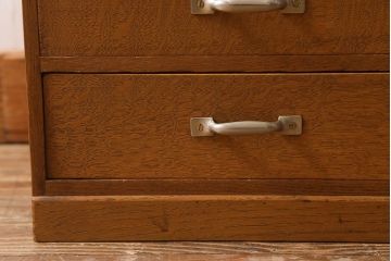 レトロ家具　昭和レトロ　昭和初期　ナラ材　温もりあふれる木製小引き出し(小物収納、サイドチェスト、引き出し)(R-040861)