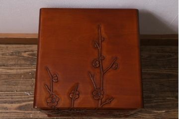 中古　伝統工芸　日光彫り　竹・梅の木　彫刻が魅力の小引き出し(卓上収納、小物収納)(R-040883)