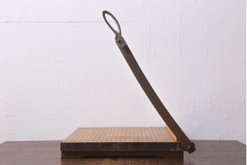 ヴィンテージ雑貨　レトロなディスプレイにもおすすめのペーパーカッター(裁断機、ビンテージ)(R-040884)