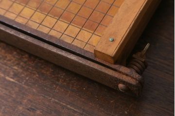 ヴィンテージ雑貨　レトロなディスプレイにもおすすめのペーパーカッター(裁断機、ビンテージ)(R-040884)
