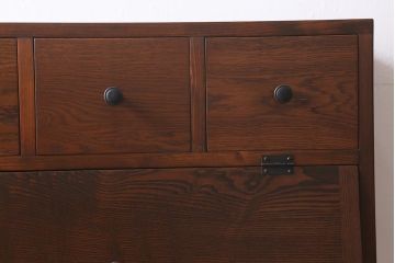 ラフジュ工房オリジナル　古材リメイク家具　引き出し付きパタパタ扉の収納棚(キャビネット、下駄箱)(R-040886)
