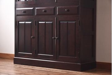 中古　北海道民芸家具　HM165K　高級感が漂う食器棚(カップボード、キャビネット)(定価約43万円)(R-040894)