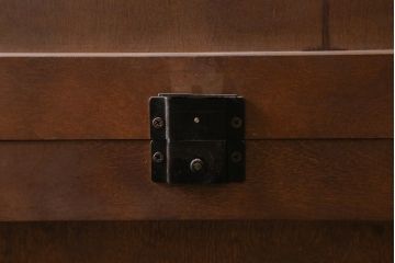 中古　北海道民芸家具　HM165K　高級感が漂う食器棚(カップボード、キャビネット)(定価約43万円)(R-040894)