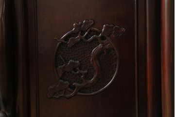 中古　民芸家具　昭和後期　唐木材　繊細な意匠が施された飾り棚(茶棚、戸棚、収納棚)(R-040902)